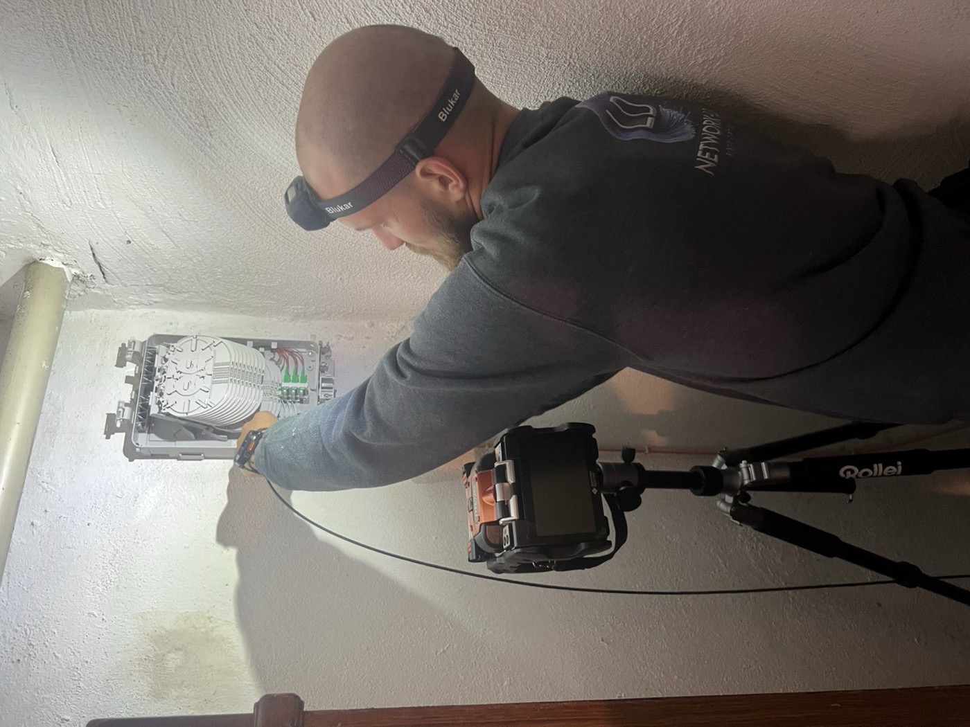 Techniker der Network-LD GmbH bei der Montage eines Glasfaser-Abschlusspunktes mit Spleißgerät
